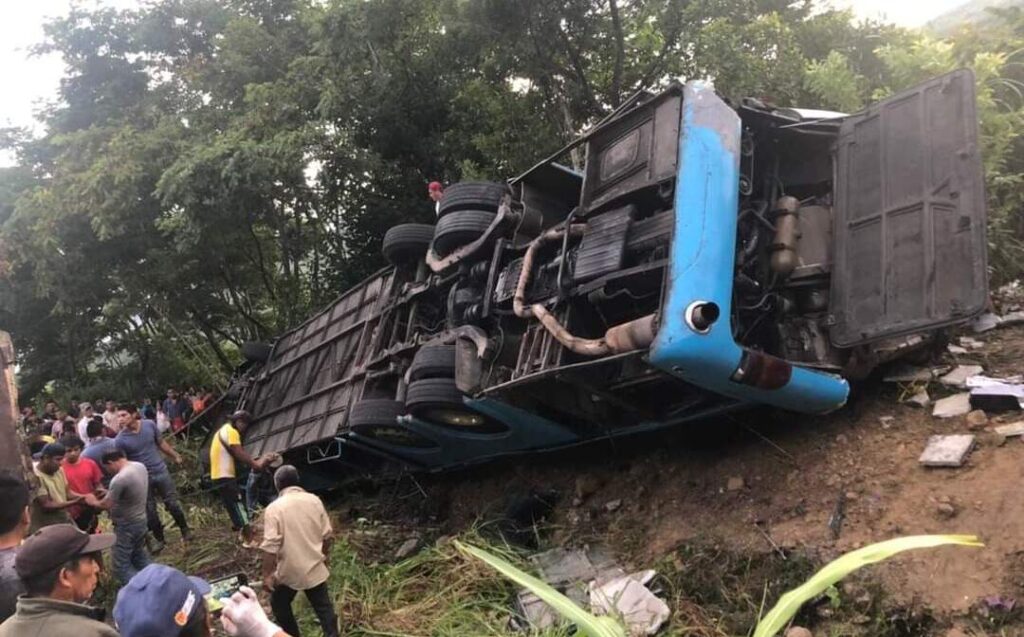 Autobús con peregrinos vuelca en Chiapas; hay 9 muertos y 28 heridos