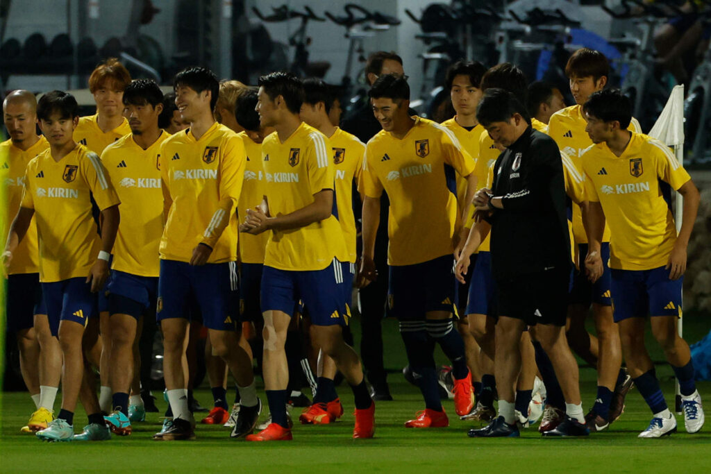 Japón sigue preparando partido contra España con dudas de Endo y Sakai