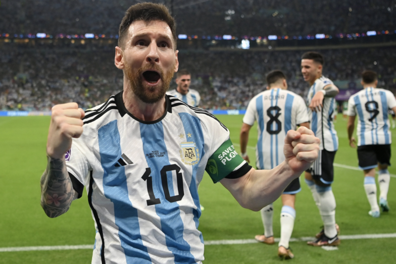 Argentina derrota a México 2-0; Messi anota su octavo gol en mundiales