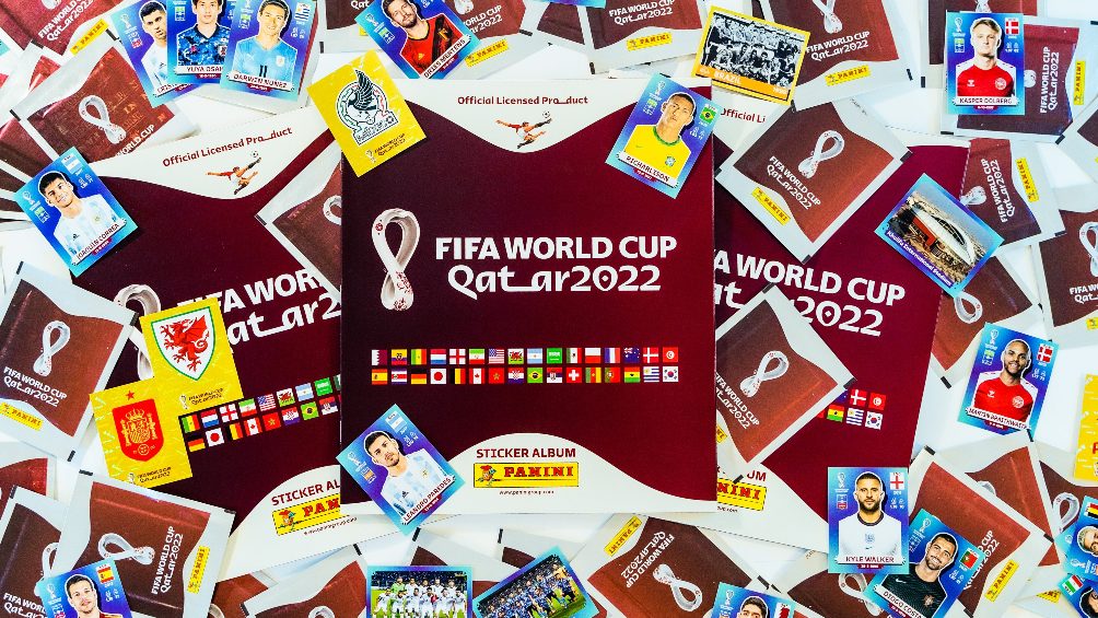 Obsequian calcomanías del Mundial Qatar 2022 a jóvenes pobres de Brasil
