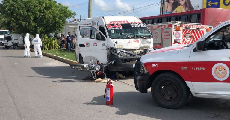 Motociclista muere tras ser atropellado por combi de transporte público