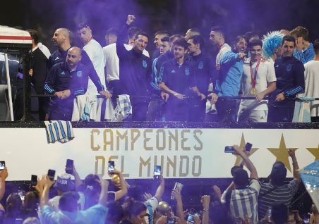 Gran multitud recibe a la Selección de Argentina y a Messi en Buenos Aires