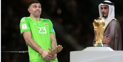 Dibu Martínez podría quedar fuera del Aston Villa por polémica en Qatar 2022