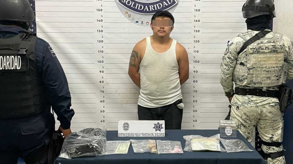 Capturan a sujeto con droga y más de 80 mil pesos en Playa del Carmen