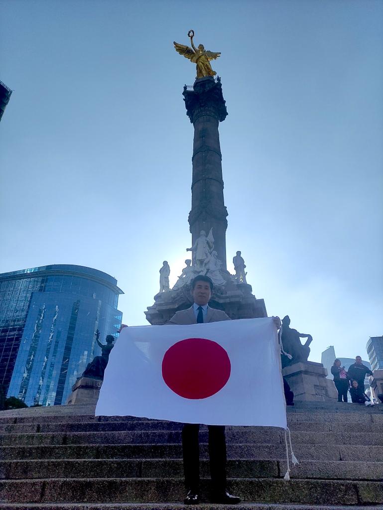 ¡A lo mexicano! Embajador de Japón celebró el pase de su selección en el Ángel
