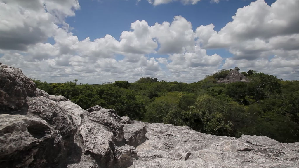 Descubren escultura de piedra caliza en zona arqueológica de Yucatán