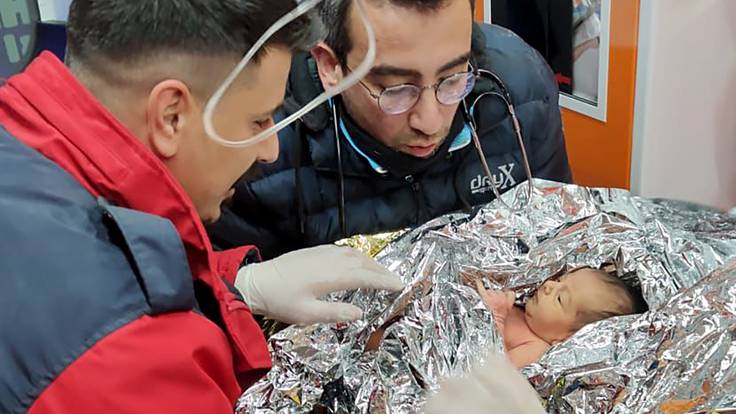 ¡Bajo los escombros! Rescatan a bebé y su madre luego de terremotos de Turquía