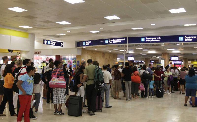 AMLO revela que el aeropuerto de Cancún era vigilado por la delincuencia con un “C5”