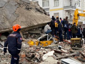 Vuelve a temblar en Turquía; se registra sismo magnitud 6.4