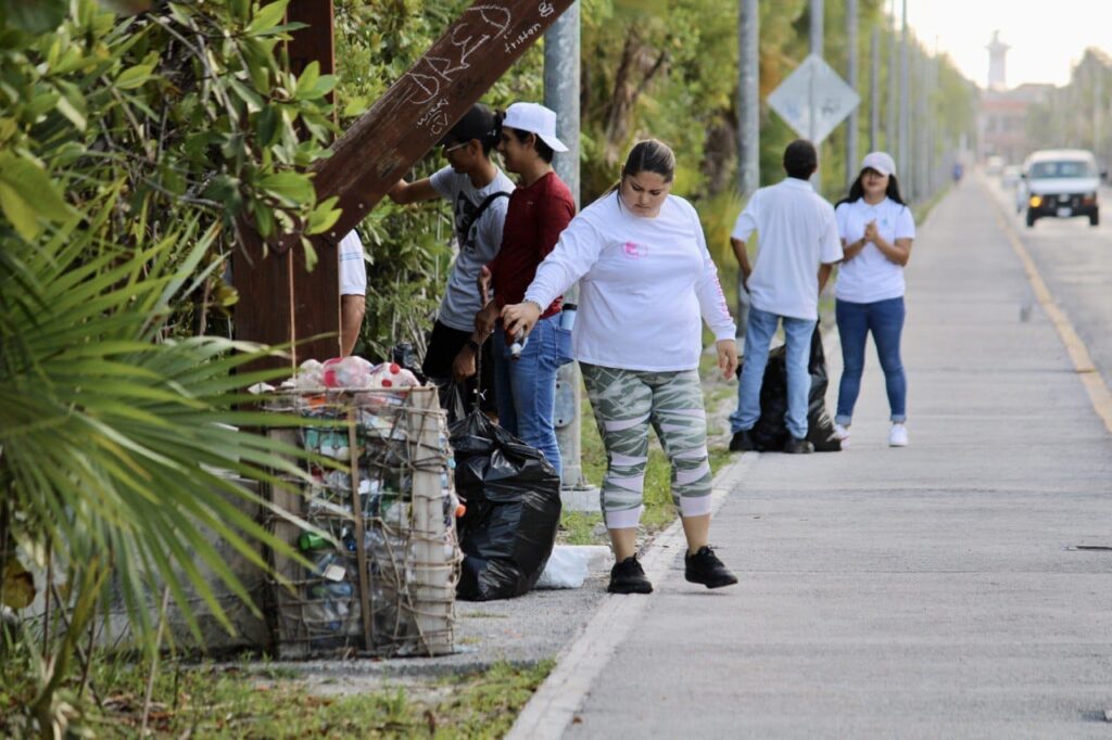 Jóvenes de Puerto Morelos realizan limpieza a la orilla de manglares