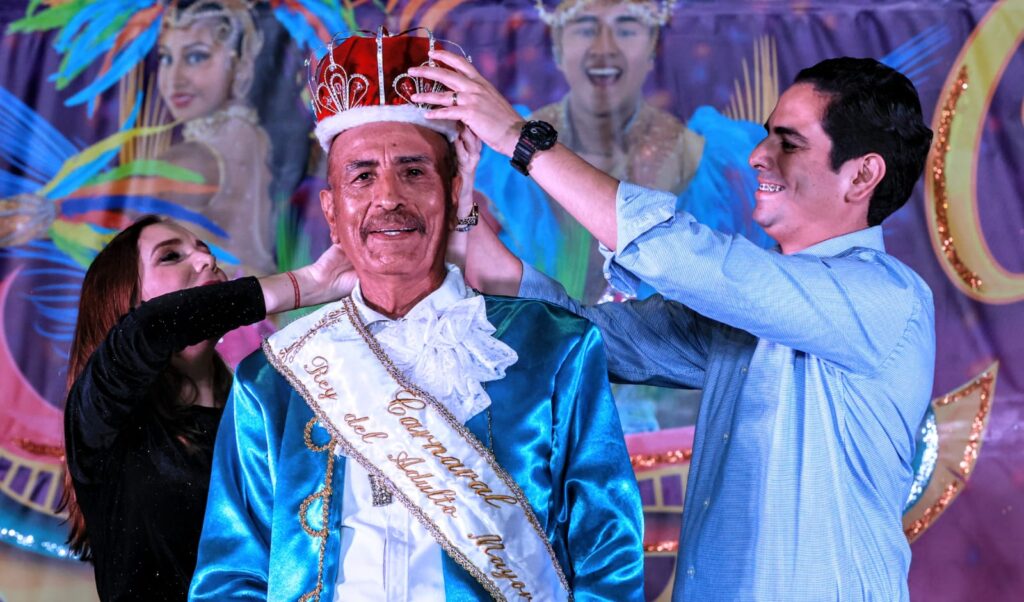 Coronan a Reyes del Adulto Mayor del Carnaval "Soy Caribe" 2023 de Isla Mujeres