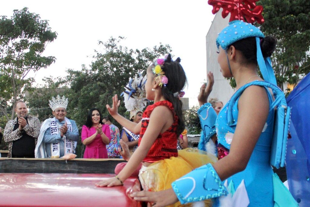 Puerto Morelos, invadido por la alegría gracias a paseo de carros alegóricos del Carnaval 2023