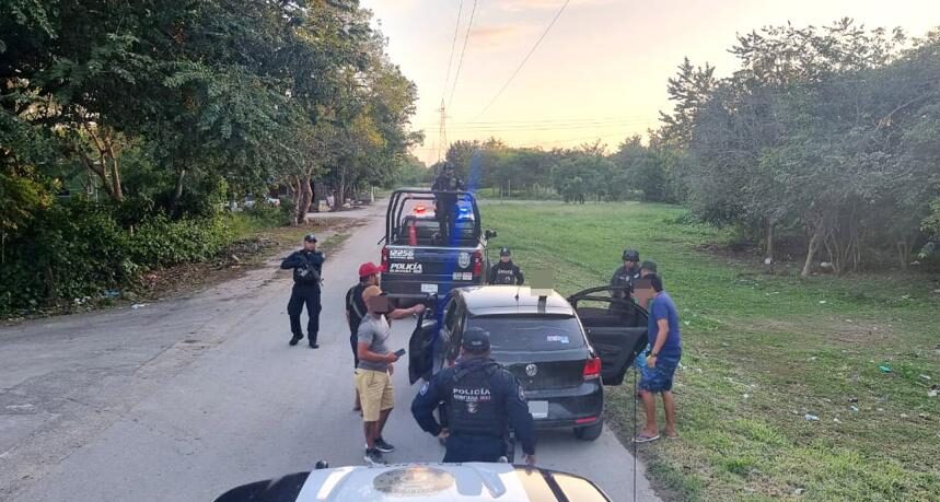 Policías realizan recorridos y revisiones de vehículos en Bacalar