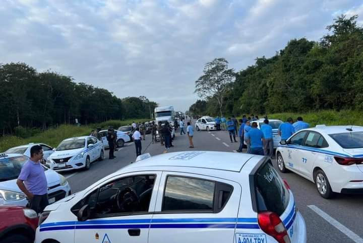 Por casi una hora, operadores de taxis bloquean carretera Bacalar-Buenavista
