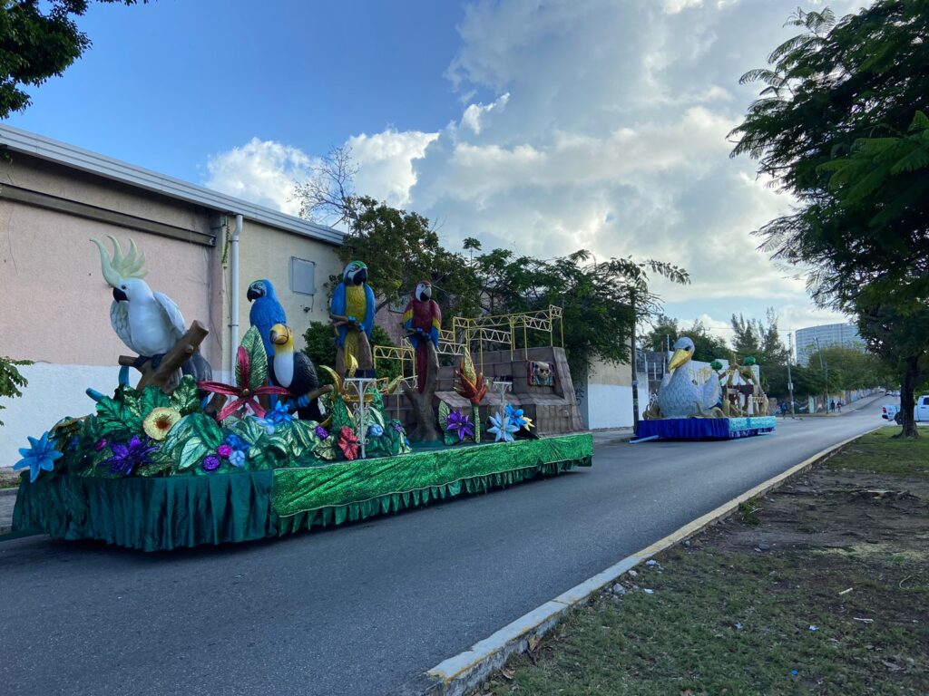 Llegan los primeros carros alegóricos para el desfile del Carnaval en Cancún