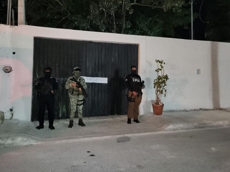 FGE Quintana Roo detiene a dos personas; asegura drogas durante cateos en Tulum