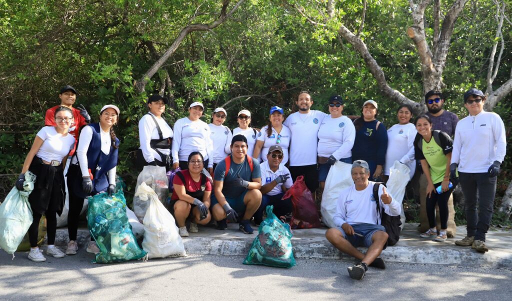 Fortalecen la limpieza en el área costera de Isla Mujeres