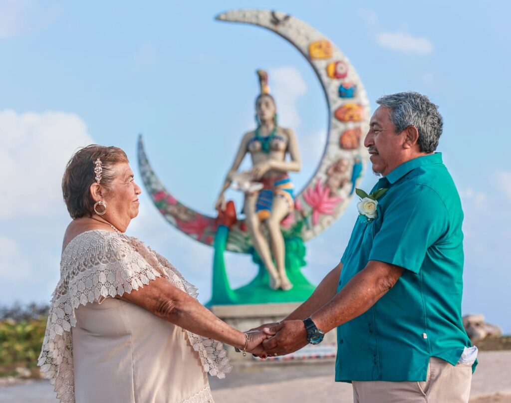 Unen sus vidas 50 parejas isleñas en “Bodas Colectivas” en Punta Sur