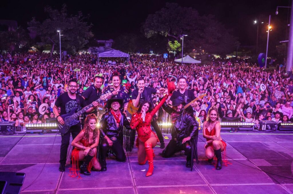 Ana Barbara hace vibrar a cancunenses durante concierto del Carnaval 2023