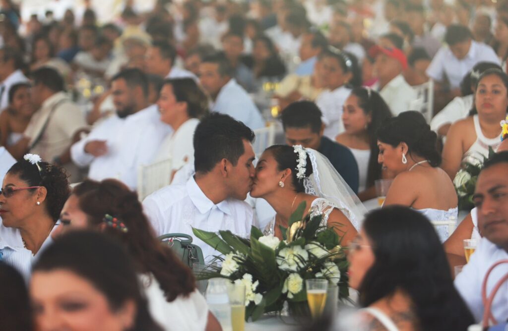 ¡Se casaron! 402 parejas se unieron en matrimonio de manera simultánea en Cancún