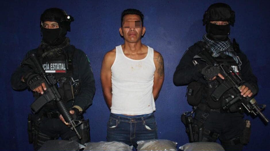 Capturan a presunto narcomenudista con varias bolsas de marihuana y cristal