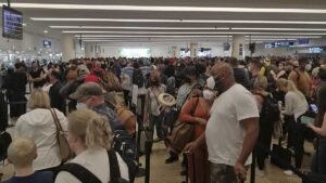 Migración rechaza entrada a Cancún al menos a 40 mil turistas