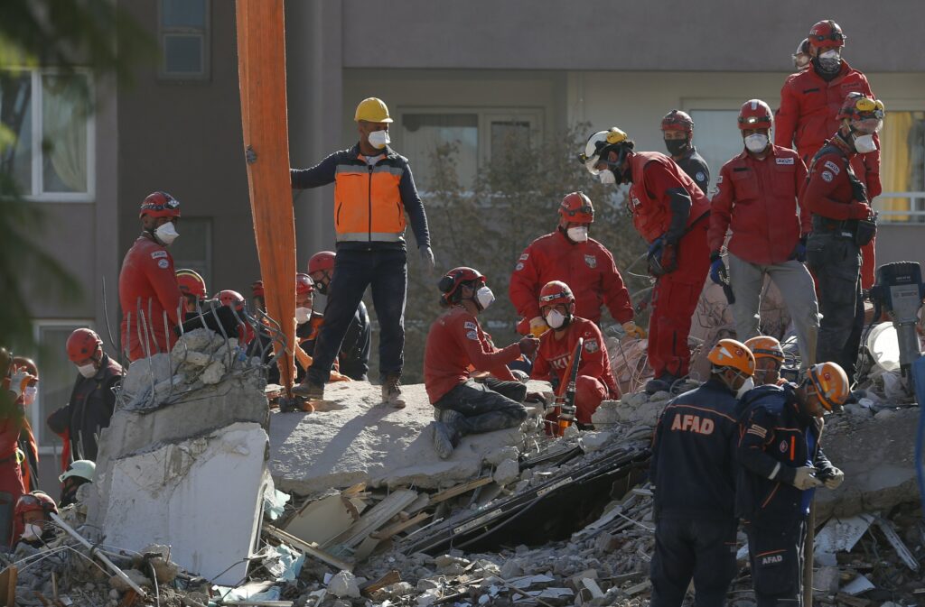 Sana y salva; rescatan a niña en la 248º hora después del sismo en Turquía