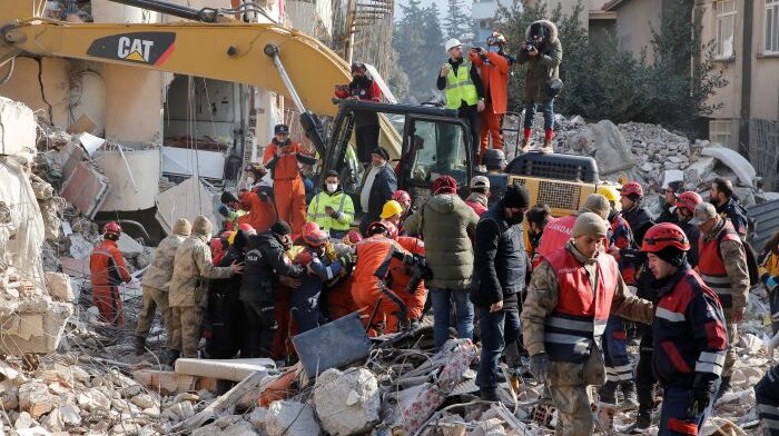 Hallan 5 sobrevivientes en Turquía, tras estar 9 días bajo los escombros