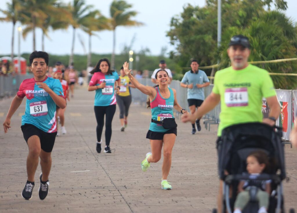Realizan con éxito el Medio Maratón de la Mujer en Cancún