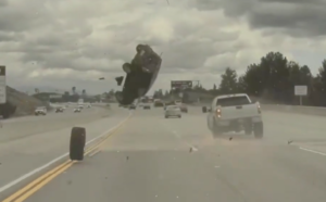 Llanta provoca impactante accidente en una autopista ¡El coche salió volando!