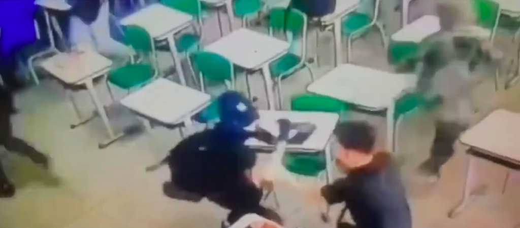 Alumno mata a una maestra a puñaladas en escuela de Brasil (VIDEO)
