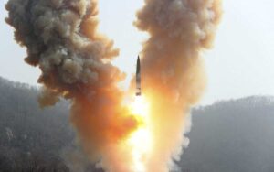 Corea del Norte lanza varios misiles hacia el Mar de Japon 4
