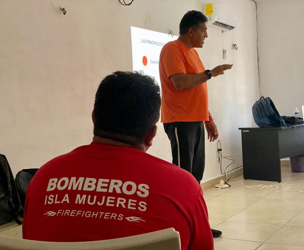 Guardavidas de Isla Mujeres reciben capacitación en primeros auxilios y seguridad acuática