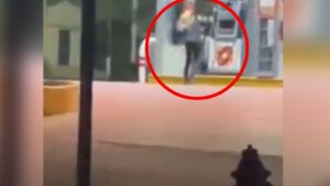 Mujer golpea a despachadora de gasolina (VIDEO)