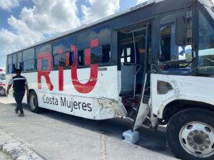 Accidente en carretera Punta Sam-Isla Blanca deja 9 lesionados Información preliminar señaló que el autobús intentó ganarle el paso a la van, causando el choque. La tarde de este jueves se registró un aparatoso accidente de tránsito en la carretera Punta Sam-Isla Blanca, lo que dejó nueve lesionados y daños materiales. DE acuerdo con la información preliminar, el conductor de un autobús del hotel Riu le intentó ganar el paso al chofer de una van de turismo, lo que provocó se impactara en su costado. TAL VEZ TE INTERESE: Ejidatarios de Laguna Om en desacuerdo por posible cambio de estación del Tren Maya Al lugar arribaron paramédicos de la Cruz Roja y particulares, quienes valoraron a los lesionados, donde la mayoría eran turistas que llegaron esta misma tarde desde Monterrey. Algunos de los lesionados fueron trasladaron a un hospital privado. Con información de Clic Noticias TAL VEZ TE INTERESE: Rescatan a hombres que quedaron varados en la Laguna Nichupté 