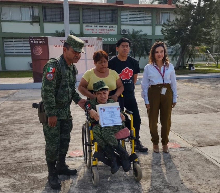 Ángel Emir cumple su sueño de ser militar por un día