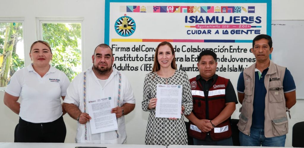 Firman convenio en Isla Mujeres para impulsar la educación de jóvenes y adultos