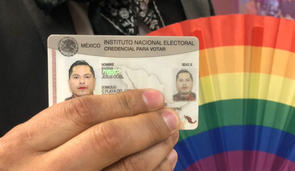 ¡Histórico! Jesús Ociel, la primera persona en México en recibir credencial no binaria