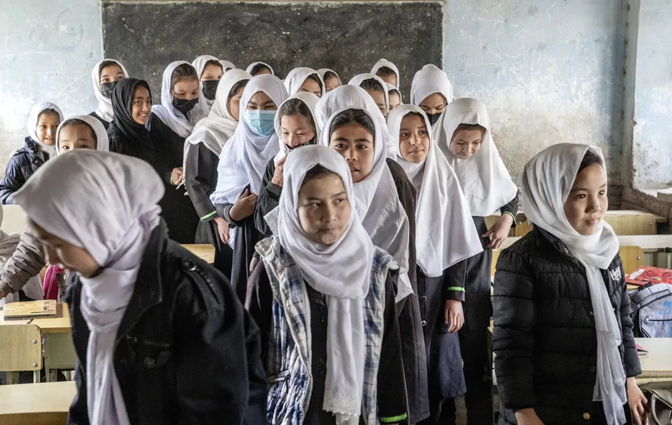 Exigen a Talibán libertad de activista que defiende educación de niñas