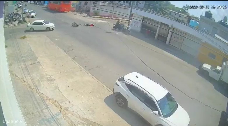 Policía de Cancún atropella a un abuelito durante persecusión
