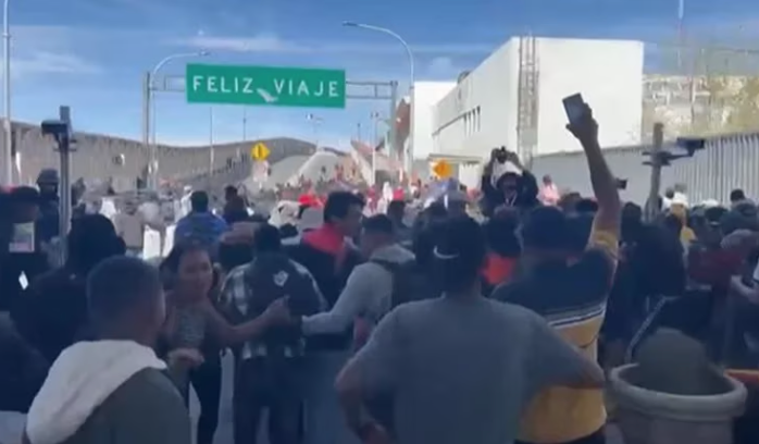¡A la fuerza! Intentan cientos de migrantes pasar a EE.UU. por Ciudad Juárez