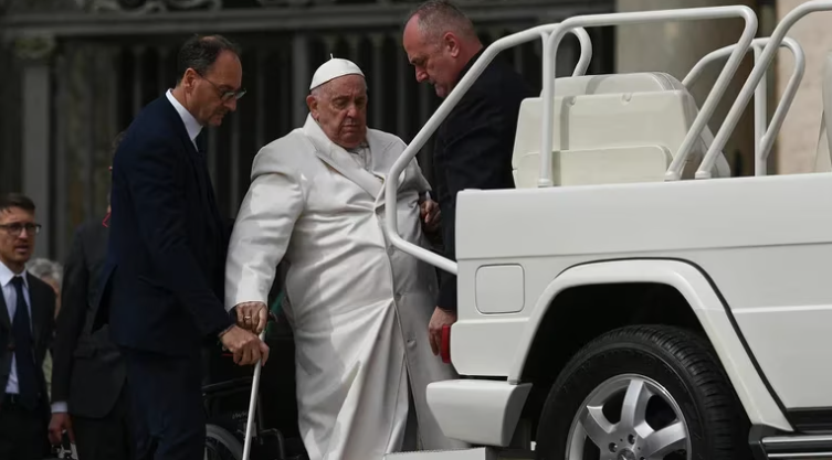 Por infección pulmonar, continuara internado en hospital el papa Francisco