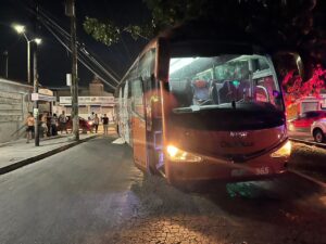 Chófer de autobuses del Valle atropella y mata a una persona en la ruta 5