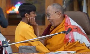 Niño que fue besado por Dalái Lama, habla sobre su experiencia
