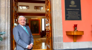 AMLO reaparece tras dar positivo a COVID-19 y desmiente rumores sobre su salud