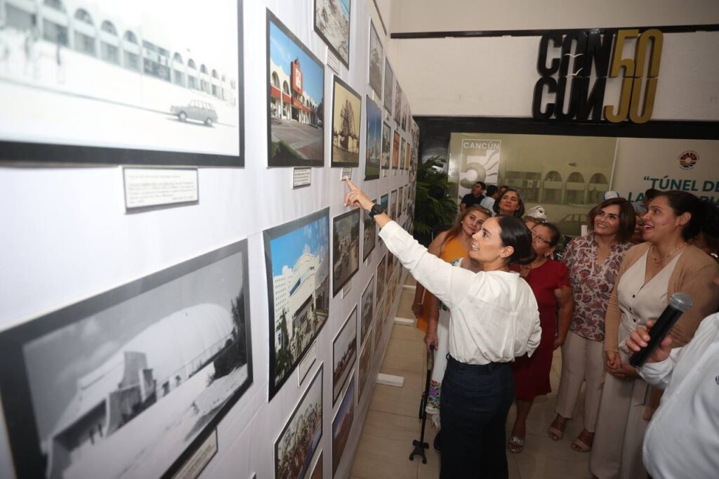 Ana Paty Peralta recorre “Túnel de la Historia” en marco del Aniversario 53 de Cancún