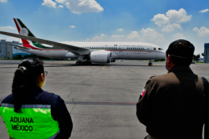 Avión presidencial abandona México para ser entregado a Tayikistán