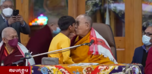 Dalai Lama besa a un niño en la boca en pleno evento budista