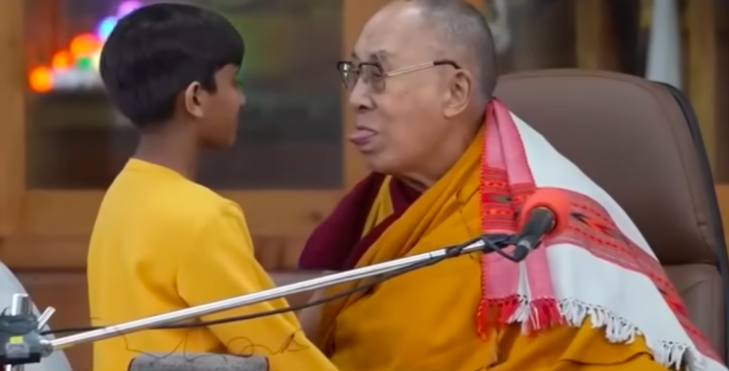 Dalai Lama besa a un niño en la boca en pleno evento budista