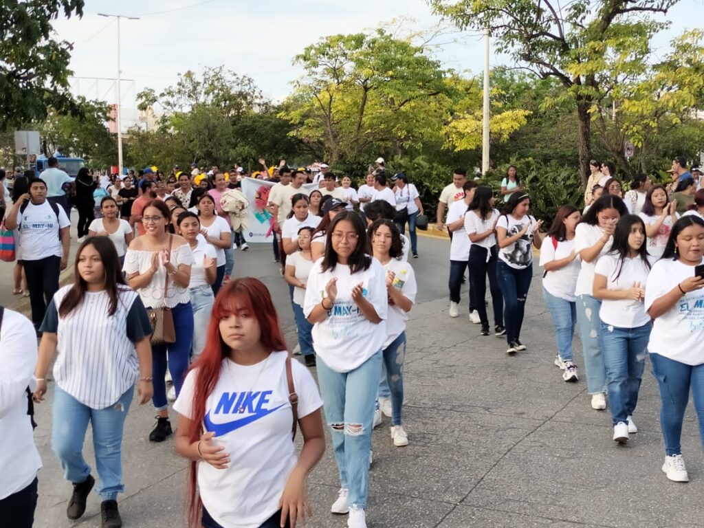 Desfile de los cancunses con participación de casi 4 mil personas